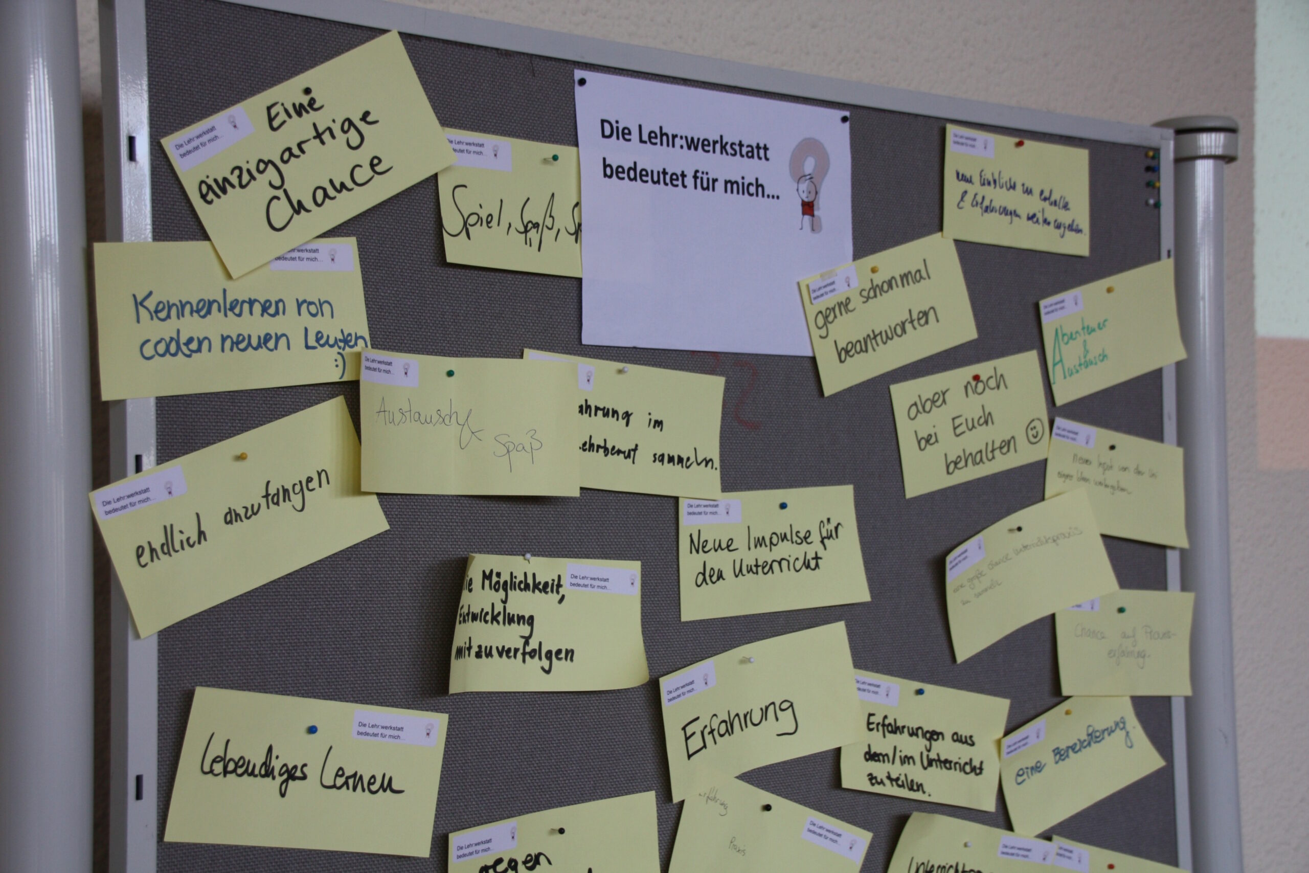 Pinnwand mit gelben Zetteln: "Die Lehr:werkstatt bedeutet für mich..."