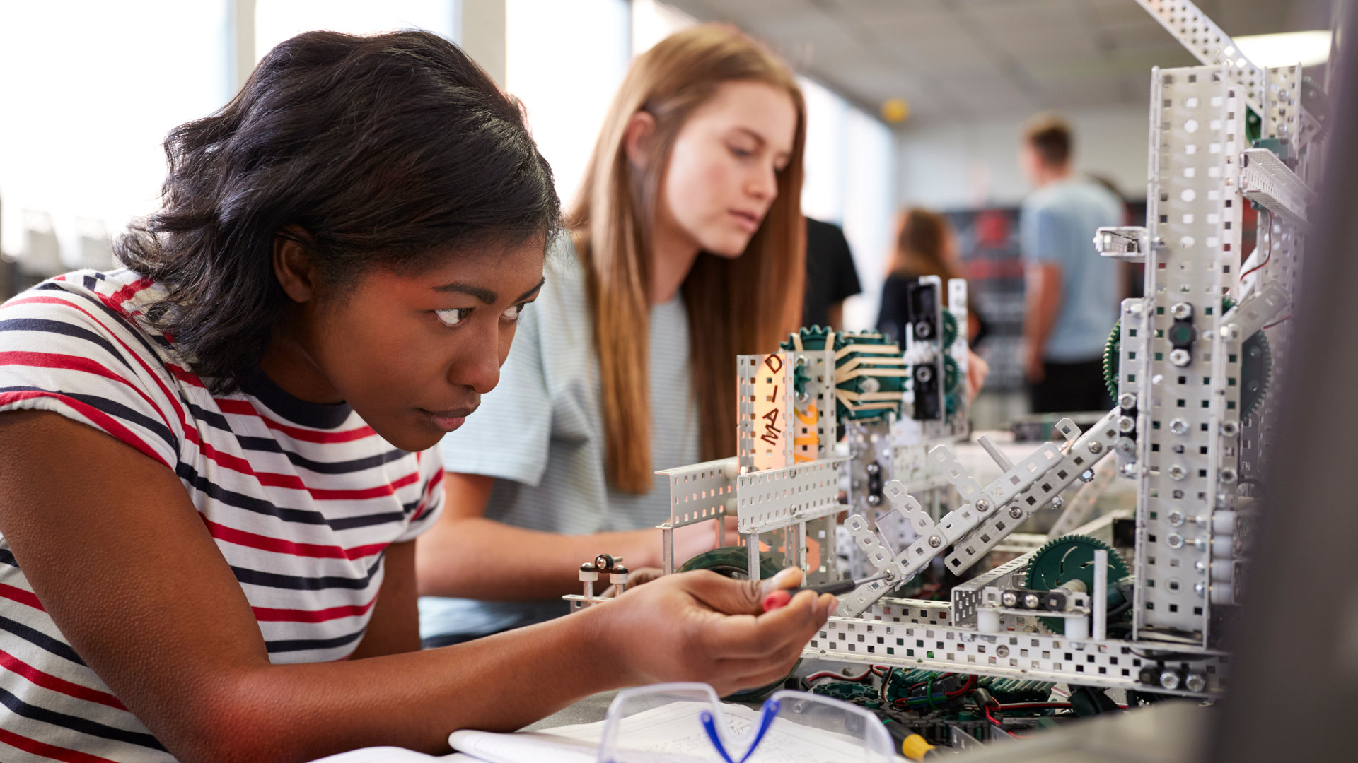 Zwei Schülerinnen experimentieren